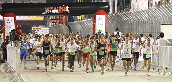A largada foi dada às 19h15 (foto: Caetano Barreira/ Fotoarena)