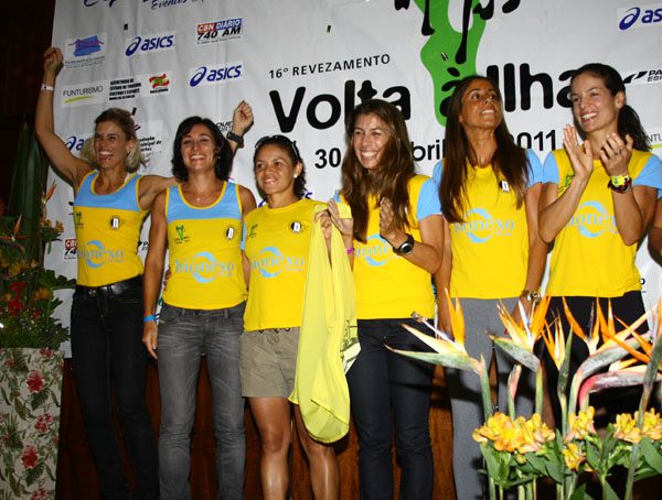 Meninas festejam vitória (foto: AlexandreKoda/www.webrun.com.br)