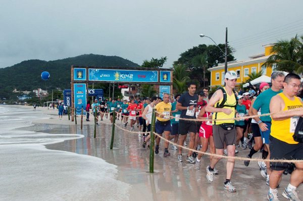 A prova tem trechos de praias e trilhas subidas e descidas e um trecho de costão (foto: Raquel Hoefel/Divulgacao)