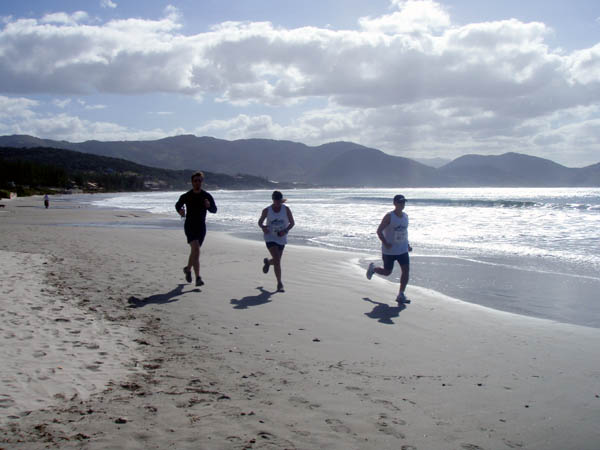 Os atletas enfrentaram o trajeto de 60 quilômetros em meio a praias montanhas dunas restingas e lagoas (foto: Divulgação)