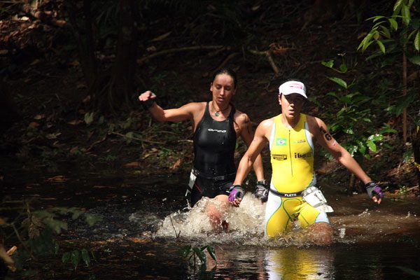 Sabrina (de preto) ultrapassou Manuela na travessia do Igarapé (foto: Alexandre Koda/ www.webrun.com.br)