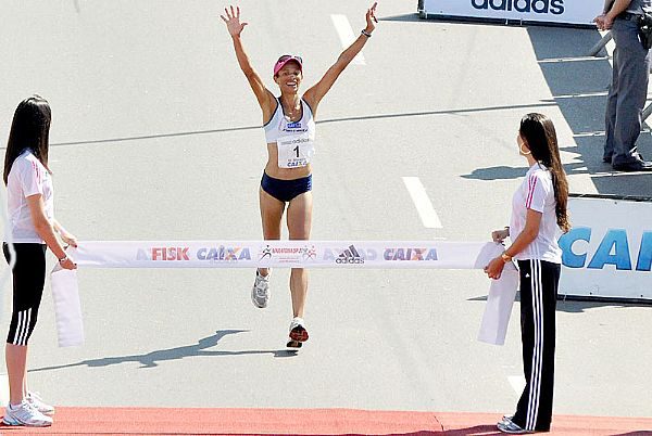 Marizete vence a Maratona de São Paulo de 2010 (foto: Leo Shibuya/ZDL)