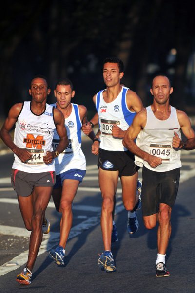 Rafael Santos Novais foi o campeão dos 16 quilômetros (segundo da direita para a esquerda) (foto: Luiz Jampolsky/www.webrun.com.br)