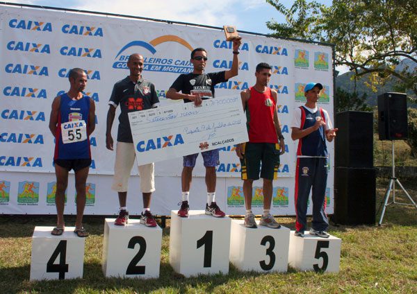 Israel chegou 11 segundos à frente de Naval (foto: Divulgação/ Corridas de Montanha)