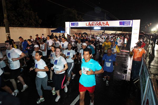 A chuva foi um desafio a mais para os corredores (foto: Suelen Magalhães/MBraga Comunicação)
