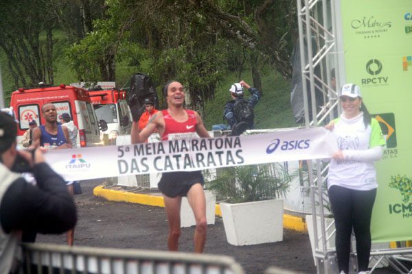 Franck Caldeira marcou (1h03min05) o segundo melhor tempo em meia maratona em Foz do Iguaçu (PR) (foto: Mariana Araujo/www.webrun.com.br)