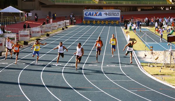 Chegada dos 100m segunda séries semifinal (foto: Alexandre Koda/ www.webrun.com.br)