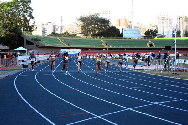 A campeã Ana Claudia Lemos marcou 11seg34 nos 100 metros (foto: Alexandre Koda/www.webrun.com.br)