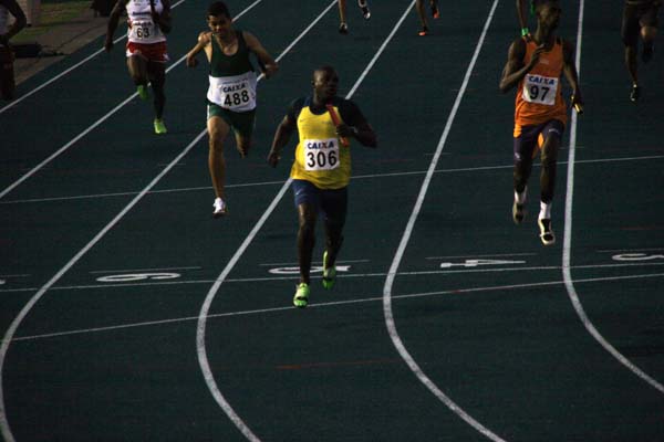 Os atletas da BMFBovespa conquistaram a primeira colocação no revezamento 4x100 metros (foto: Mariana Araujo/www.webrun.com.br)
