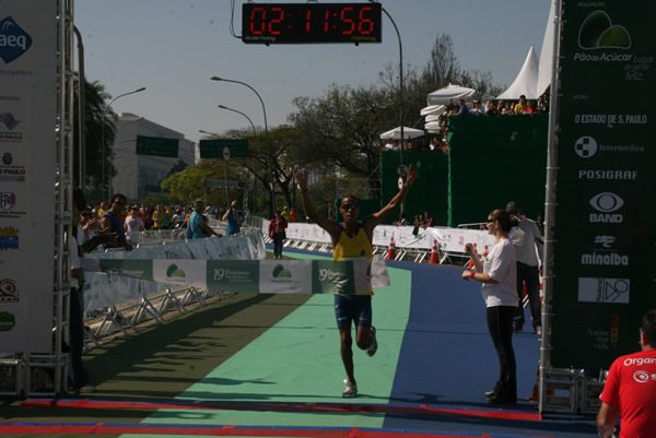 Hudson de Souza foi o primeiro a cruzar a chegada (foto: Paulo Gomes /www.webrun.com.br)