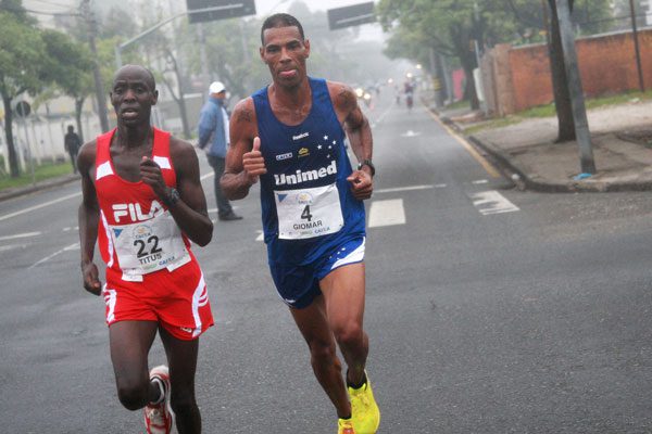 Giomar Pereira (direita) defende a liderança do ranking nacional (foto: Luiz Doro/ adorofoto)