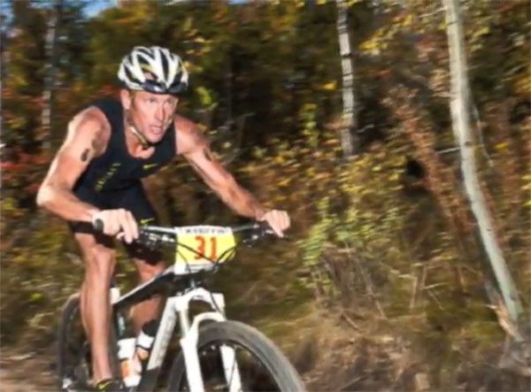 Aos 40 anos  Lance Armstrong disputou sua primeira prova de Triathlon em duas décadas  (foto: Reprodução/ Youtube)