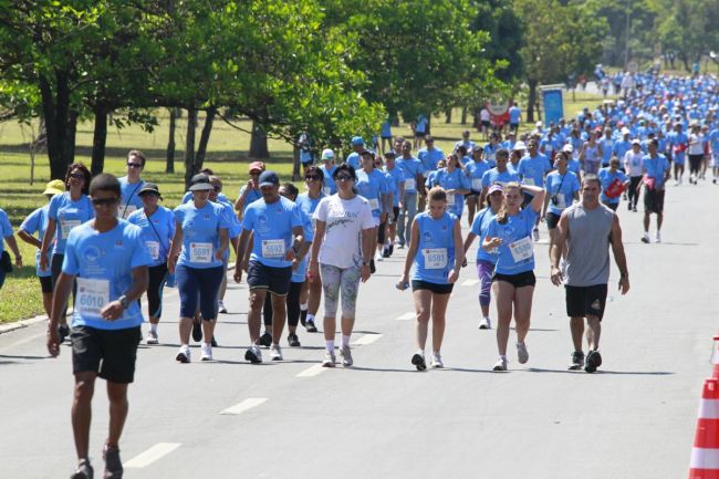 Grupo de caminhada reuniu aproximadamente dois mil participantes (foto: Divulgação)
