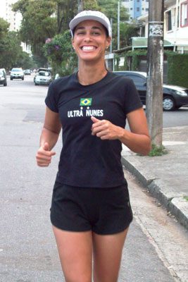 Kelly corre incentivada pelo marido o renomado ultra maratonista Valmir Nunes (foto: Arquivo Pessoal)