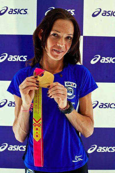 Adriana com a medalha do Pan: entre as melhores da história do País (foto: Charles Naseh / Divulgação)