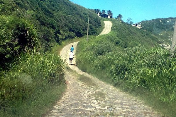 Trechos de paralelepípedos estão entre as variações de terreno (foto: Divulgação/ K21 Series)