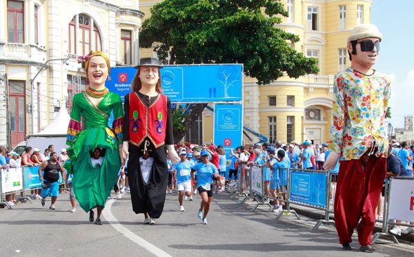 Bonecos de Olinda animaram a caminhada (foto: Divulgação/ Conexão Nacional)