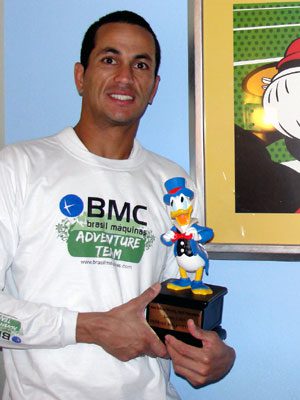 Zé Virgínio com o troféu na Meia da Disney: levando a montanha para a rua (foto: Arquivo pessoal)
