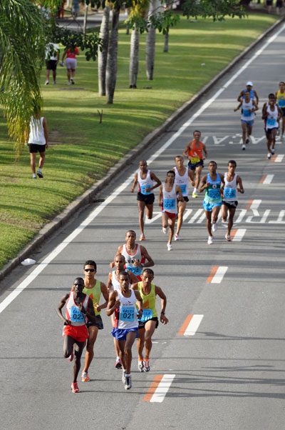 Brasileiros e africanos duelaram durante o percurso (foto: Celso Pupo/ Fotoarena)