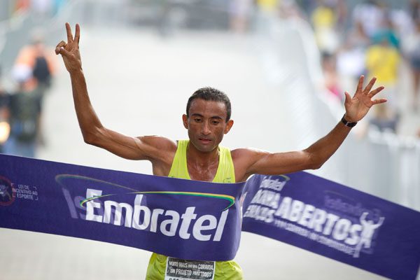 Cosme teve que abrir caminho pelo percurso (foto: Márcio Rodrigues/ Fotocom.Net )