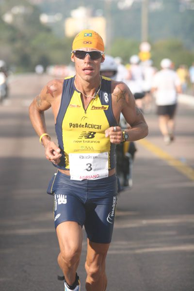 Bastos vence estréia da prova de 16 quilômetros (foto: Tião Moreira/Divulgação)
