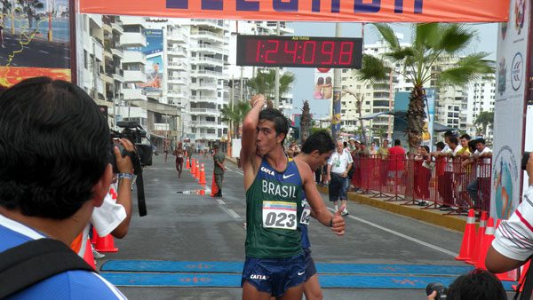 Caio Bonfim comemora a vitória no Sul-Americano de olho nas Olimpíadas (foto: Aércio Oliveira/CBAt)