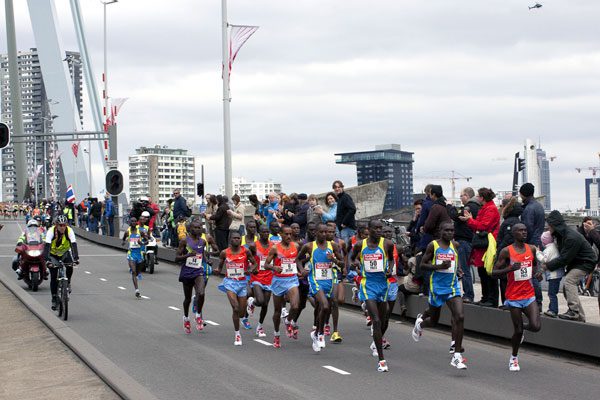 Atletas de elite tentam recorde mundial na Maratona de Roterdã (foto: Marco Nedermeijer/Licença Creative Commons)