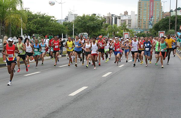 A largada aconteceu na Av. Beira Mar Norte (foto: Alexandre Koda/ www.webrun.com.br)