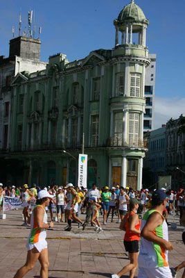 Prova em Recife passa por cartões postais da cidade (foto: Renato Cukier/ www.webrun.com.br)