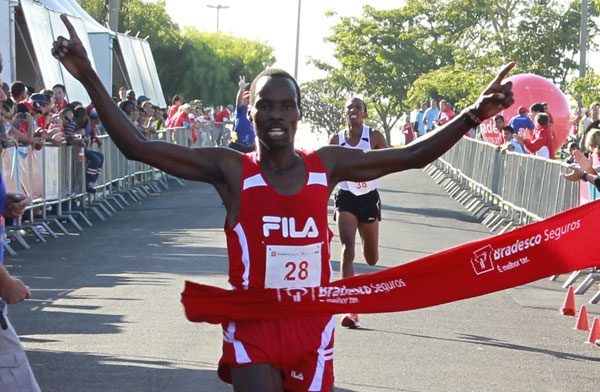 Stanley Koech  do Quênia  venceu a etapa (foto: Divulgação)