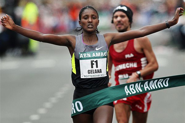 Tiki Gelana tem agora o melhor tempo feminino de 2012 (foto: Divulgação/ Maratona de Roterdã)