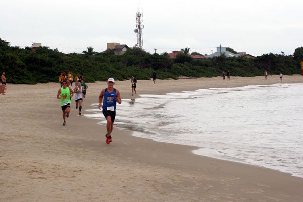 Os atletas literalmente deram uma volta na ilha de Florianópolis (foto: Fabiana Coletta/www.webrun.com.br)