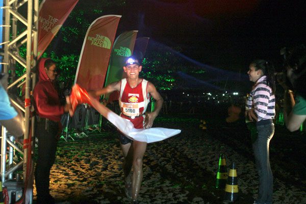Já era noite quando Moisés Livramento cruzou a linha de chegada em primeiro lugar (foto: Fabiana Coletta/www.webrun.com.br)