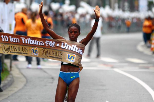 A queniana Paskalia Kipkoech foi a campeã da disputa (foto: Vanessa Rodrigues/A Tribuna)