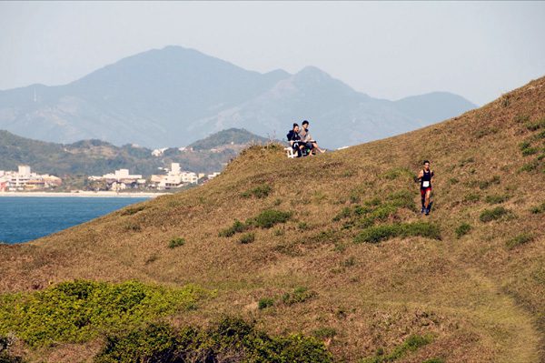 O percurso da maratona terá trechos de praia trilhas subidas e descidas (foto: Raquel Hoefel/Divulgacao)