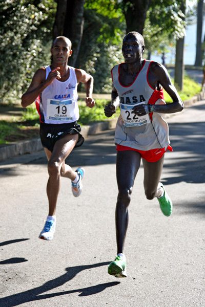 Gilmar Silvestre colou no líder Kiprop Mutai (foto: Luiz Doro/adorofoto)