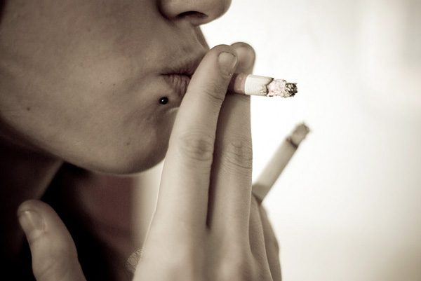 O cigarro gera uma dependência química no cérebro do fumante (foto: Francisco Iurcovich/Licença Creative Commons)