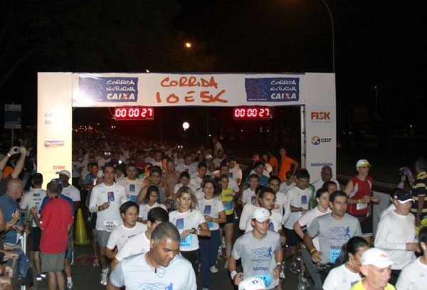 Corrida noturna atrai público brasiliense (foto: Bruno Nascimento/ MBraga )