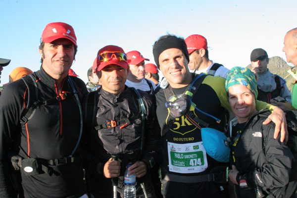 André (esquerda) junto com Adevan Pereira e outros brasileiros antes da saída (foto: Alexandre Koda/ www.webrun.com.br)