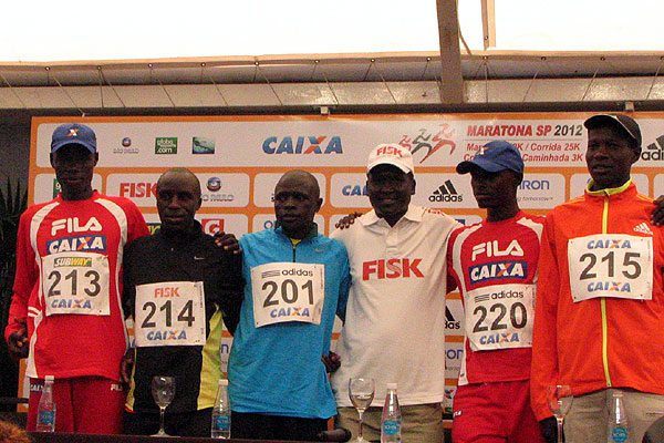 Paul Tergat (de branco) com os atletas quenianos: amplo favoritismo (foto: Paulo Gomes#8260; www.webrun.com.br)