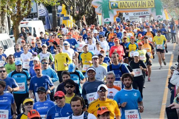 Quase mil corredores participaram em Campos do Jordão (foto: Divulgação)