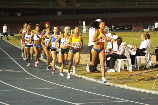 Fabiana (na frente) puxou o ritmo no início (foto: Alexandre Koda/ www.webrun.com.br)