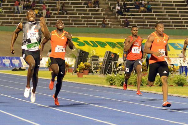 Blake (direita) vence Bolt (esquerda) nos 200 metros (foto: Anthony Foster/ Iaaf)