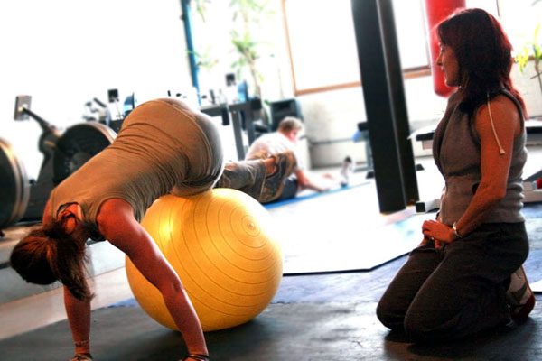 Exemplo de fortalecimento do core com bola suiça (foto: LocalFitness.com.au/ Licença Creative Commons)