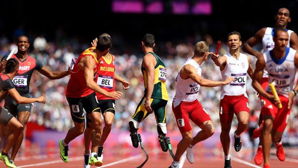 Pistorius (centro) aguarda bastão que não chegou (foto: LOCOG/ Divulgação)