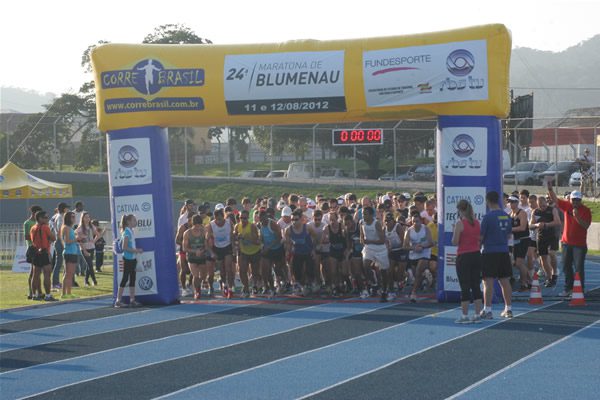 Largada foi às 16h30 de sábado na pista do Sesi de Blumenau (foto: Paulo Gomes/ www.webrun.com.br)
