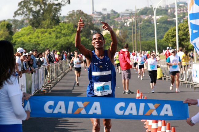Giomar Pereira é atual bicampeão e recordista em Porto Alegre (foto: Luiz Doro/adorofoto)