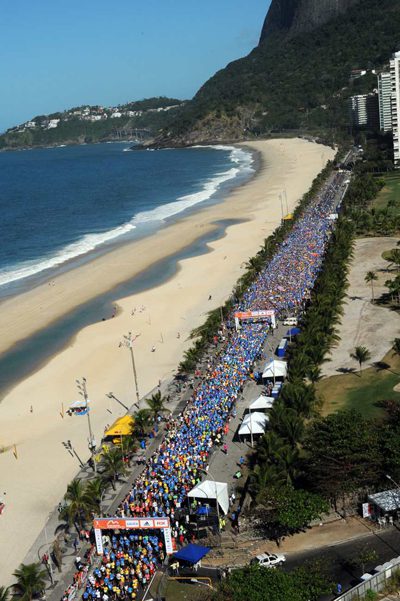 Mesmo com o forte calor milhares de pessoas se reuniram na orla carioca (foto: Sérgio Shibuya/ ZDL)