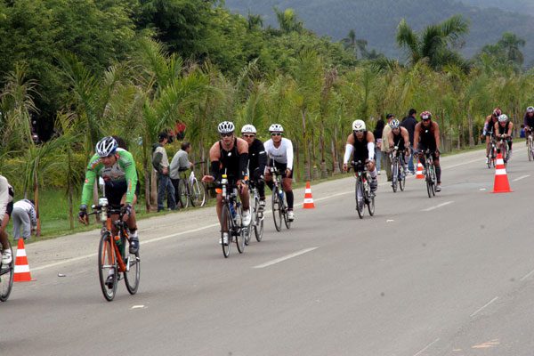 Durante o ciclismo  é preciso ter cuidado com os ventos fortes de Penha (foto: Alexandre Koda/www.webrun.com.br)