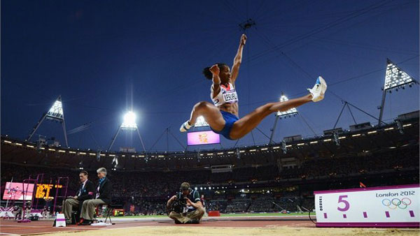 As medalhas no salto em distância ficaram perto dos sete metros (foto: Logoc/london2012.com)